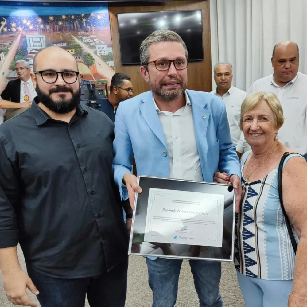 Santa Casa marca presença em coletiva na Câmara Municipal e realiza entrega de homenagem ao Deputado Fausto Pinato