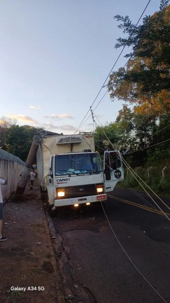 Acidente na madrugada: caminhão carregado de carnes colide com poste e deixa bairros sem energia