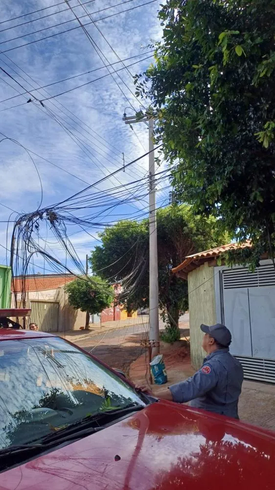 Caminhão enrosca em fiação e causa transtornos no Jardim Liana