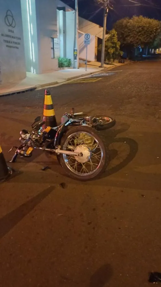 Motociclista fica ferido após colisão com SUV em cruzamento movimentado de Fernandópolis