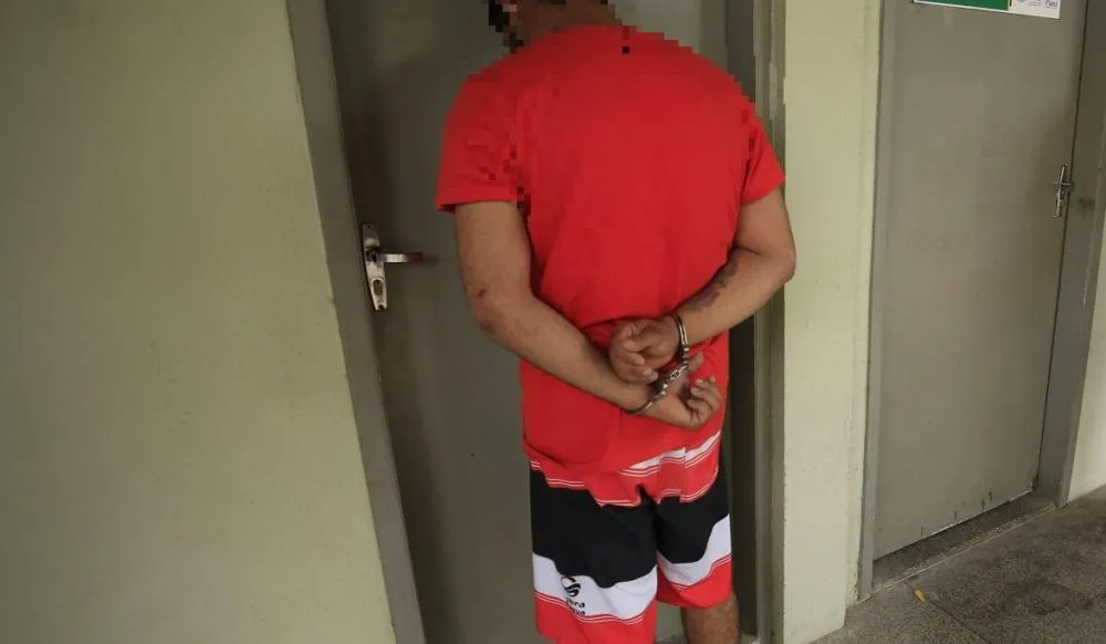 Com sinais de embriaguez, homem tenta agredir policiais e acaba preso