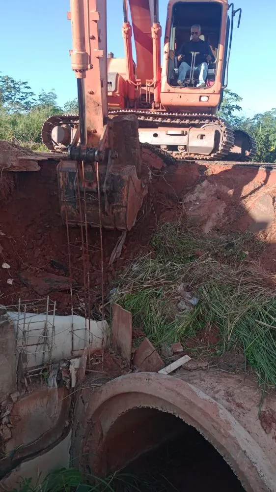 Secretaria de Obras faz recomposição de galeria rompida