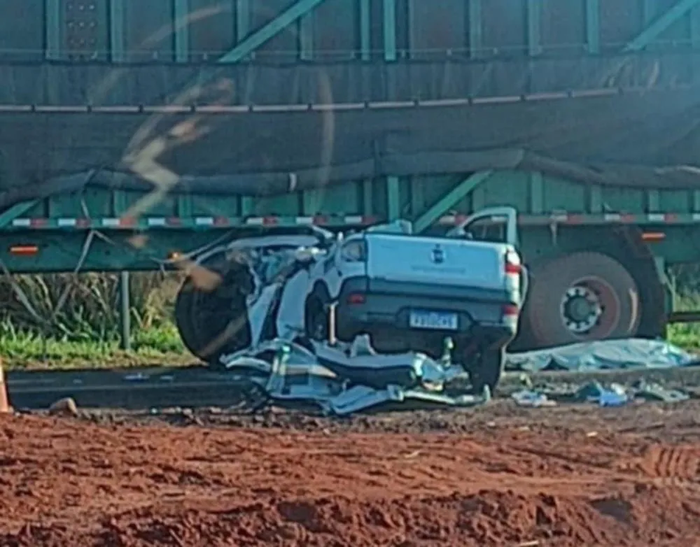 Acidente entre carreta e carro mata homem e deixa mãe e filho feridos em Riolândia