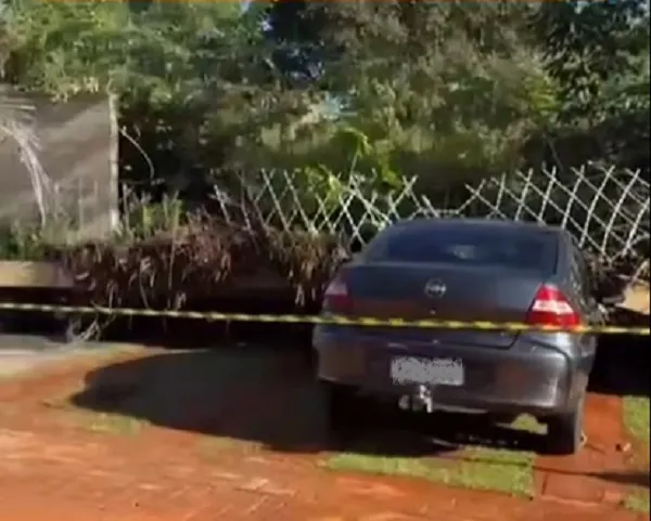 Muro desaba sobre veículos durante temporal em condomínio de Rio Preto