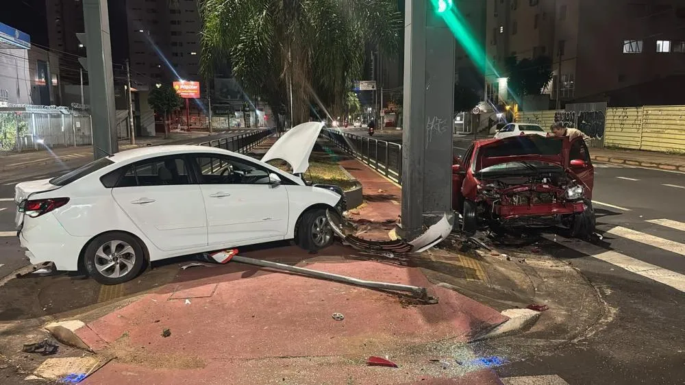 Acidente entre dois carros deixa sete feridos na avenida Bady Bassitt