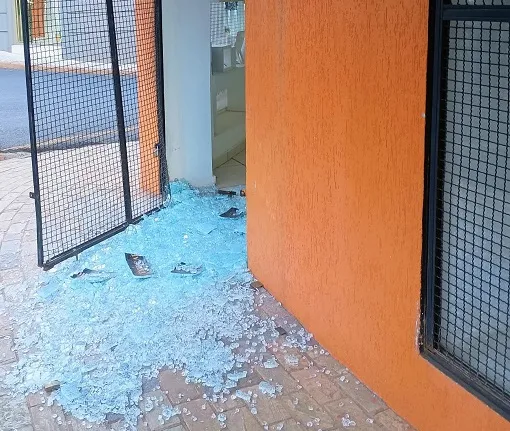 Bandido estoura vidro e leva mostruário de ótica na Redentora