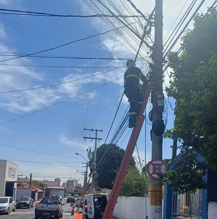 Neoenergia Elektro retoma retirada de fios e cabos fora dos padrões na Av. da Saudade