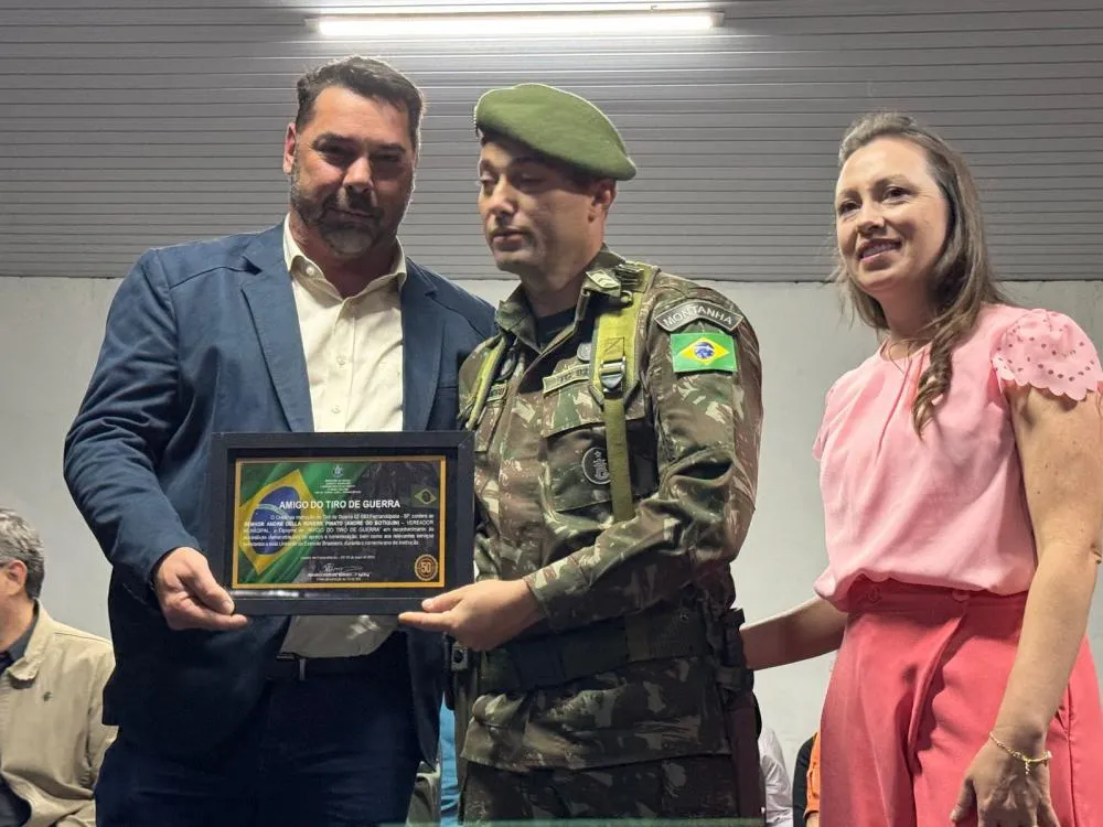 Vereador André do Botiquim é homenageado como “Amigo do TG” durante formatura dos atiradores em Fernandópolis