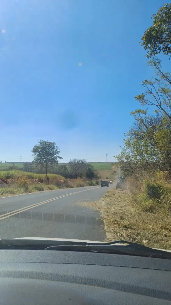 Prefeitura de Fernandópolis realiza roçagem na Rodovia Carlos Gandolfi