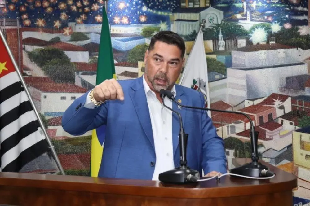 Vereador André do Botiquim cobra explicações da Vivo sobre falhas recorrentes nos serviços em Fernandópolis