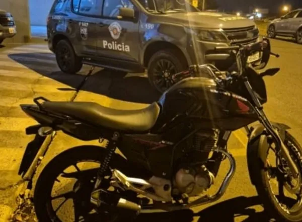 Entregador sem CNH e com moto adulterada é detido