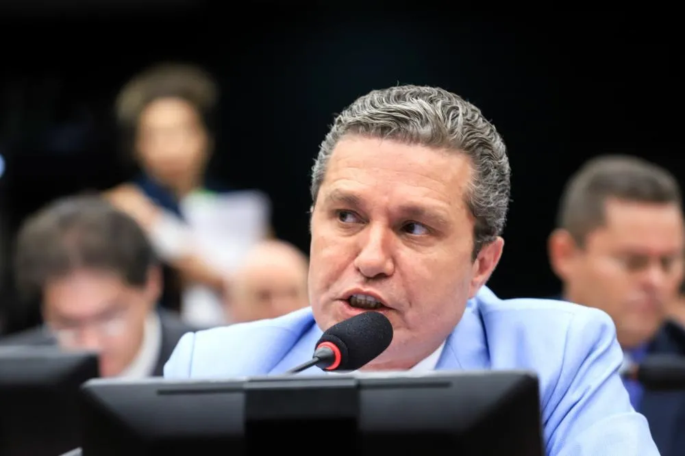 Pinato defende PL 469/2024 para baratear internet e derrubar taxas que encarecem o serviço