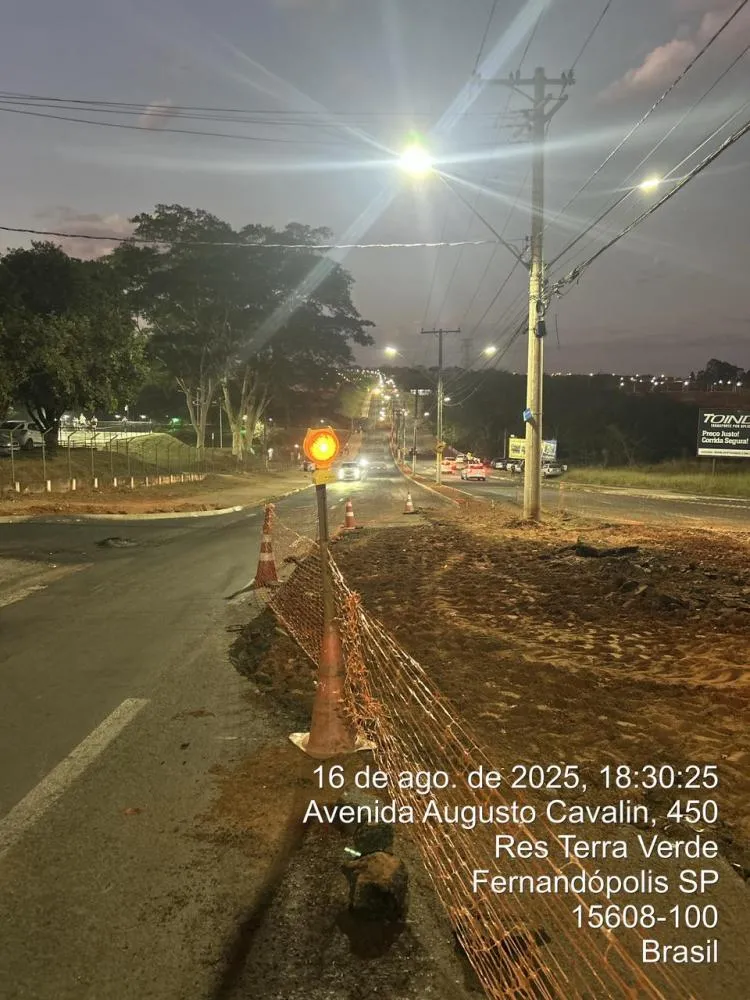 Motociclista sofre acidente ao colidir com sinalização de obras na Av. Augusto Cavalin