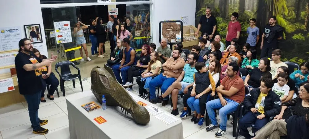 Exposição “Cara-a-Cara com o Espinossauro” atrai 1.300 visitantes ao Museu de Paleontologia 
