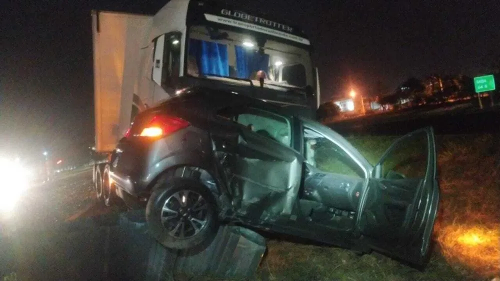 Idosa tem carro atingido por dois caminhões na BR-153 em Rio Preto
