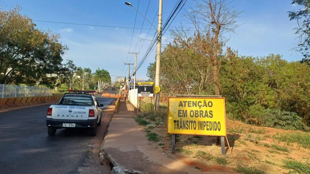 Obras em cruzamento da Amadeu Bizelli exigem atenção redobrada de motoristas
