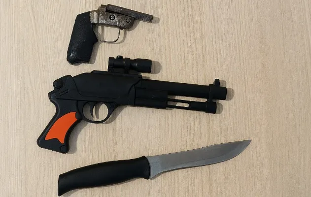 Homem é detido com arma de fogo e simulacro
