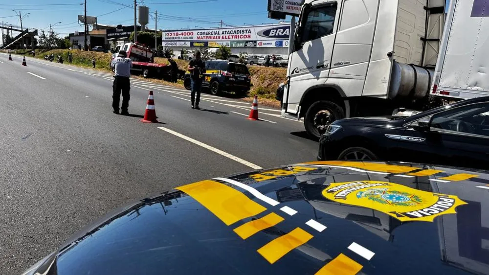 Mulher de 20 anos morre em acidente com motos e carreta na BR-153