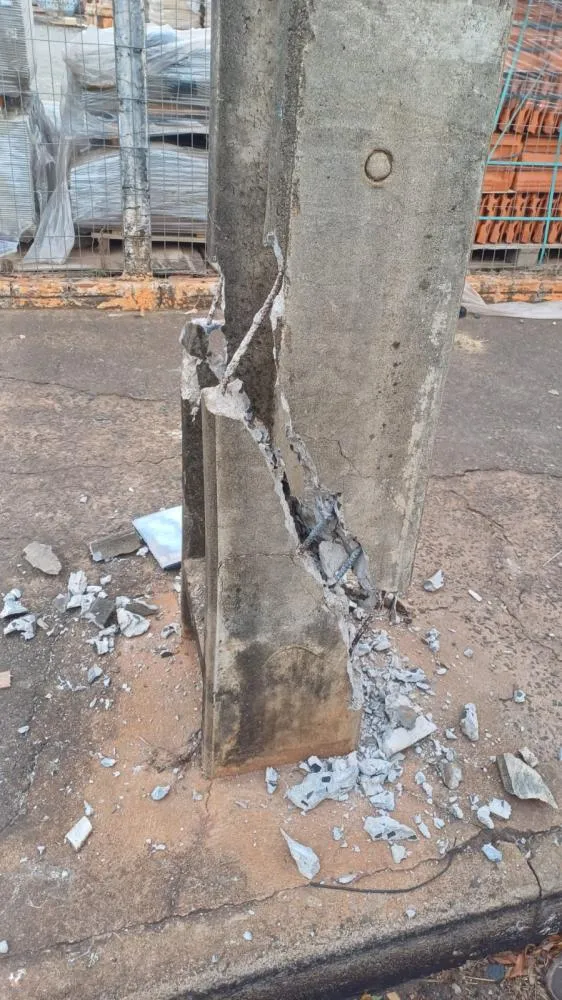 Caminhão bate em poste na Rua Goiás e gera risco de acidente grave