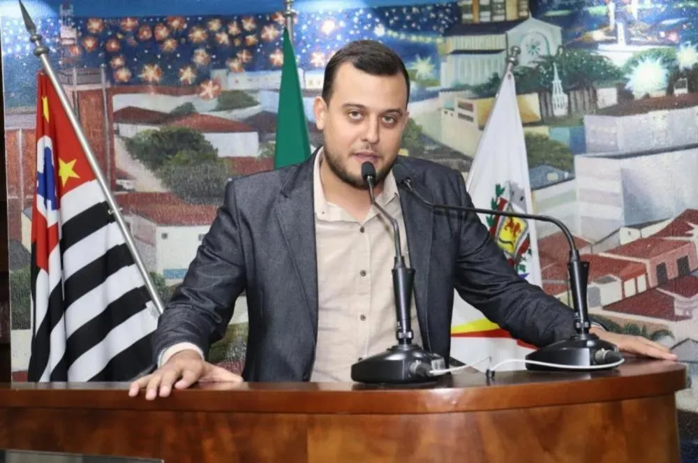 Gabriel Faria cobra instalação de iluminação pública em rotatória de acesso a bairros de Fernandópolis