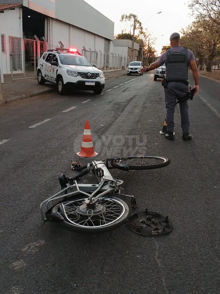 Mulher de 69 anos fica gravemente ferida em colisão entre carro e bicicleta elétrica em Votuporanga