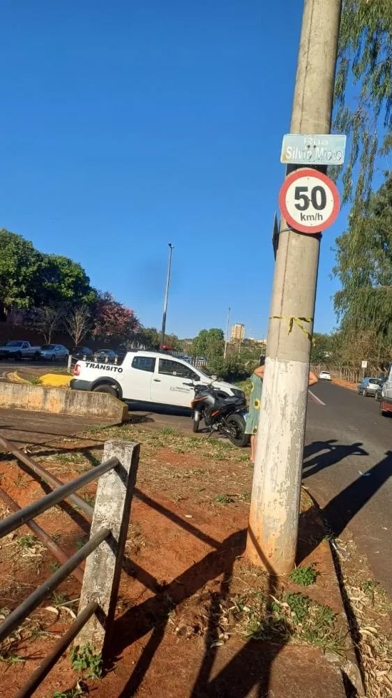 Queda de moto deixa condutora ferida na Avenida Getúlio Vargas