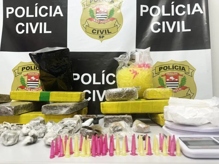 Polícia apreende 20 kg de drogas e prende dupla ligada ao tráfico na região