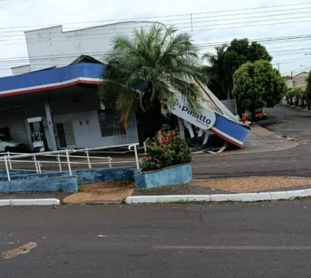 Temporal causa destruição em Santa Fé do Sul