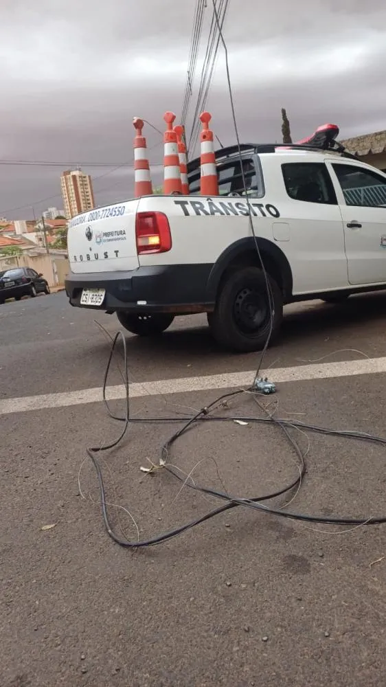 Caminhão arrasta cabos e deixa via em risco no centro de Fernandópolis