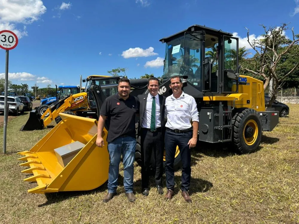 Governador Tarcísio de Freitas e Secretário da Agricultura Guilherme Piai entregam pá carregadeira para Santa Fé do Sul 