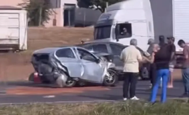 Carro fica destruído após ser prensado entre caminhões na BR-153