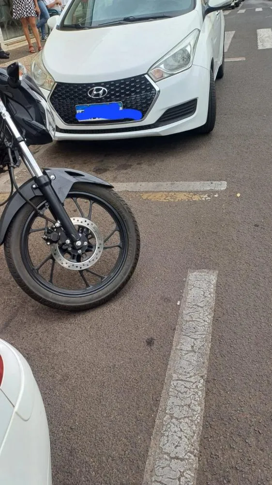 Acidente entre carro e moto complica o trânsito no centro de Fernandópolis