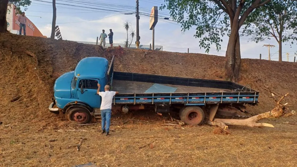 Caminhão perde freio e desce barranco na Rodovia Euclides da Cunha
