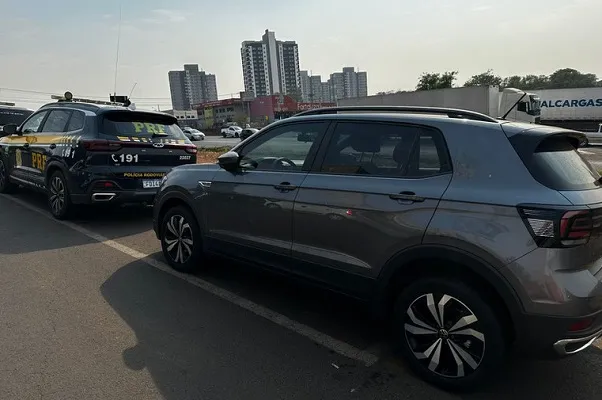 PRF intercepta carro furtado com chassi adulterado em Rio Preto
