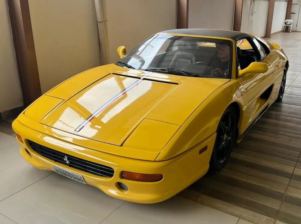 Exposição de Carros Antigos traz Ferrari e Lamborghini ao Museu de Paleontologia 