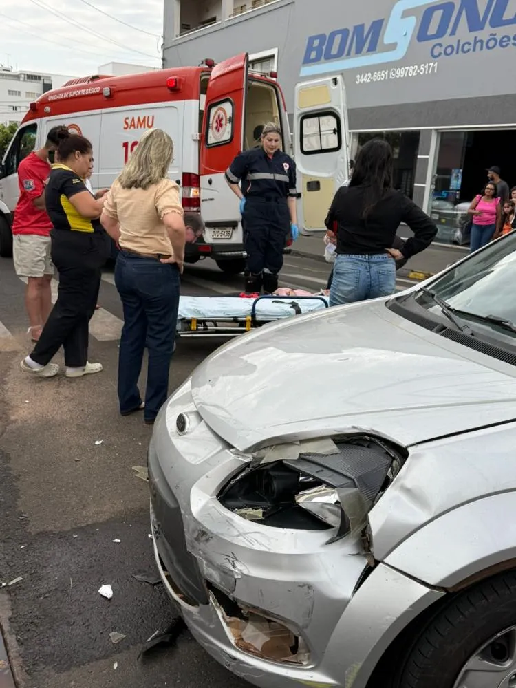 Motociclista fica ferido em colisão com carro no centro de Fernandópolis