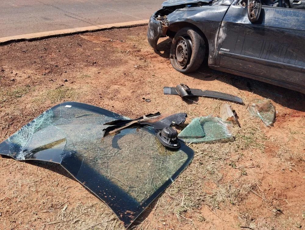 Carro capota na Rodovia Péricles Belini, em Cardoso