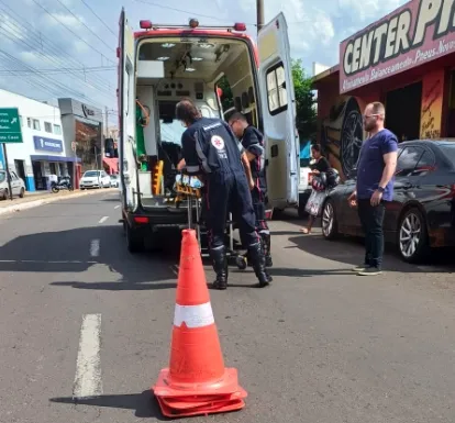 Colisão entre carro e moto deixa duas pessoas feridas em Fernandópolis