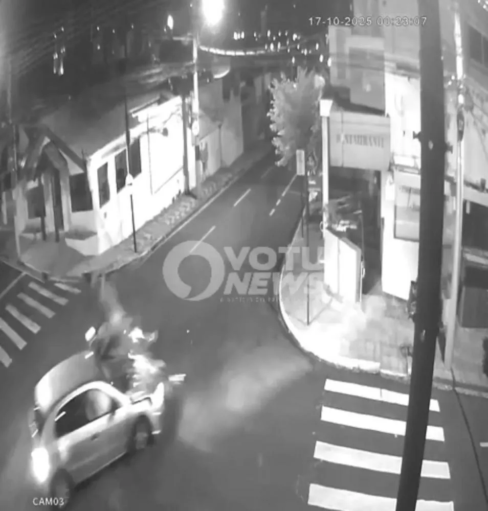 Colisão entre moto e carro deixa dois jovens feridos em cruzamento de Votuporanga