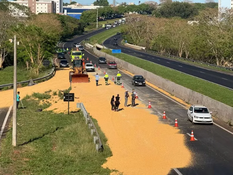 Carreta tomba na Washington Luís e espalha carga de milho em Rio Preto