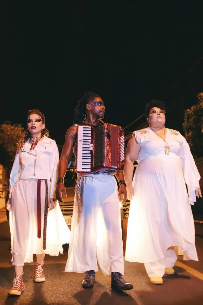 Companhia Hecatombe apresenta novo espetáculo ‘Ødisse.IA’ nesta sexta-feira (24/10), na Praça Matriz de Bálsamo 