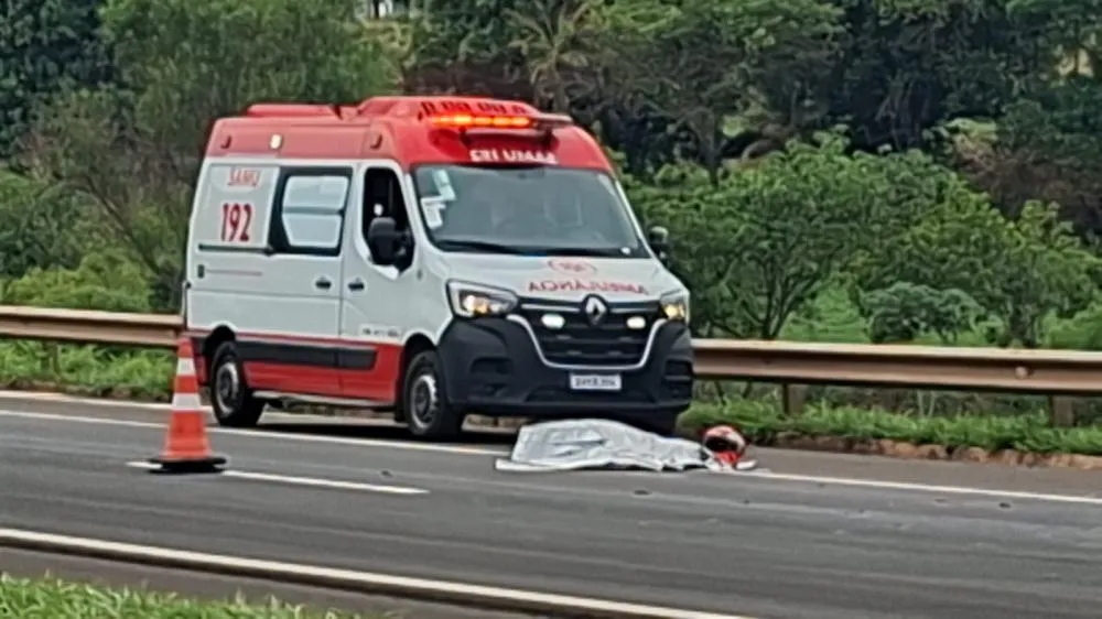 Tragédia na Euclides da Cunha: motociclista tem o corpo partido ao meio após colisão brutal com carreta em Estrela d’Oeste