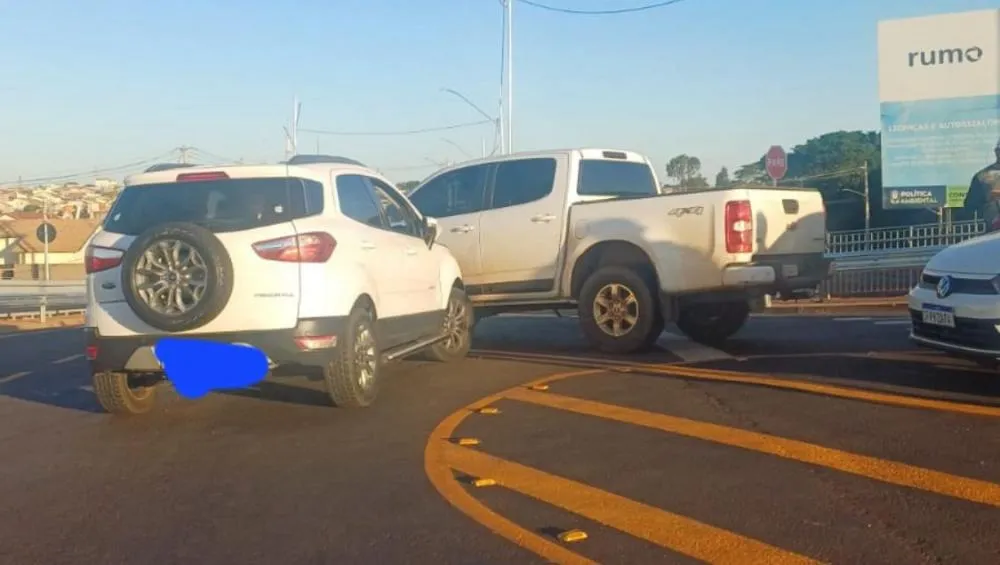 Colisão entre dois veículos deixa trânsito interditado no pontilhão do bairro Coqueiro
