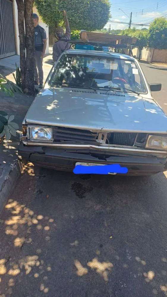 Idoso perde controle de veículo, atinge moto parada e acaba conduzido ao Plantão Policial