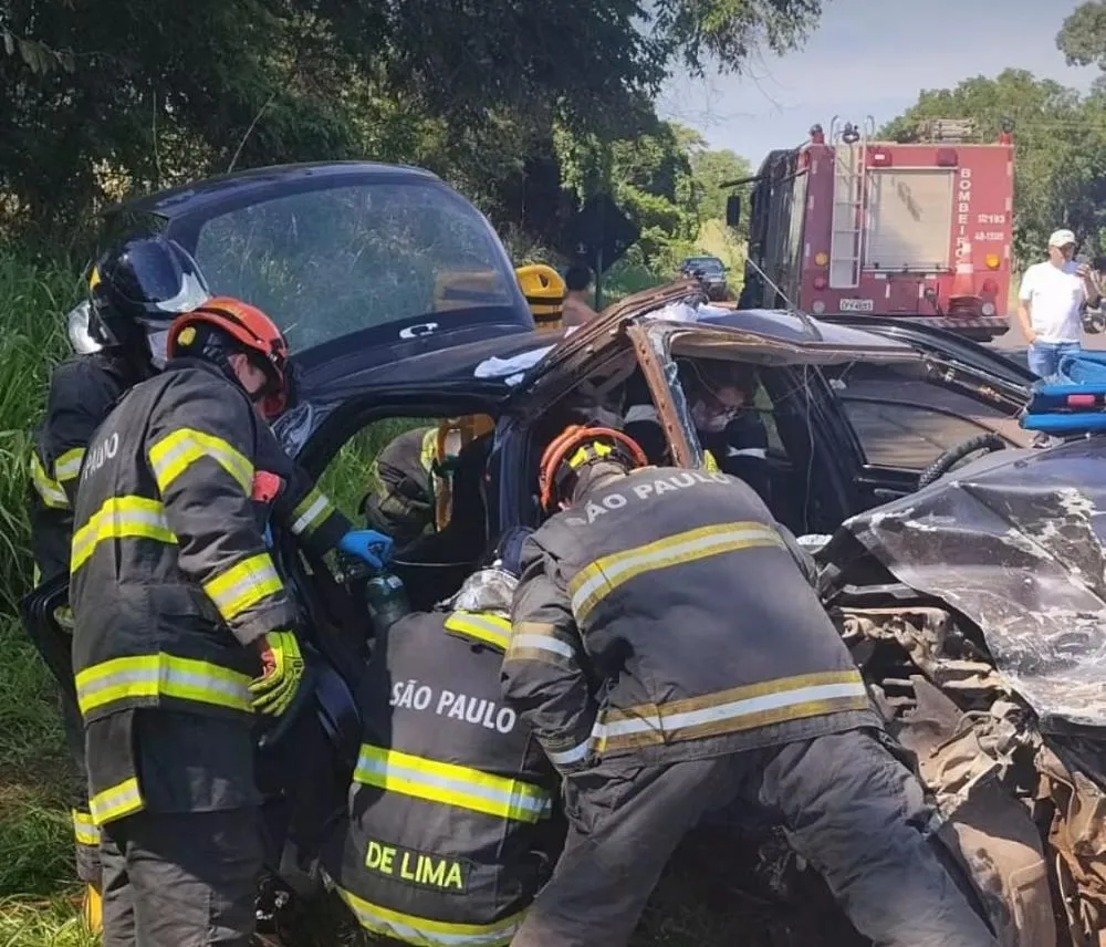 Colisão frontal deixa três pessoas feridas na SP-333 entre Mira Estrela e Macedônia