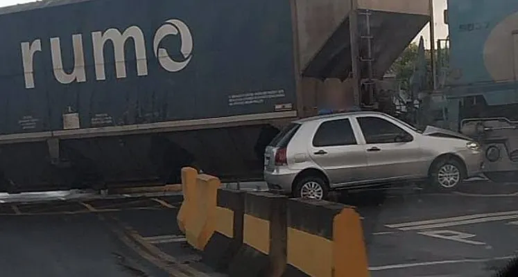 Carro bate com trem de carga em cruzamento de linha férrea em Cedral