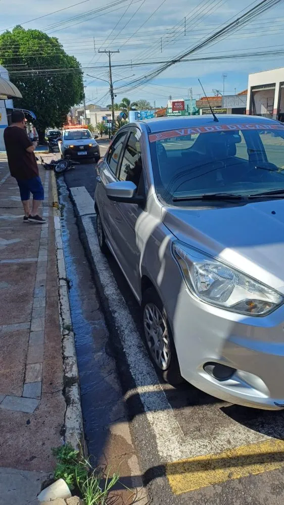 Colisão entre carro e moto deixa jovem ferido no centro da cidade