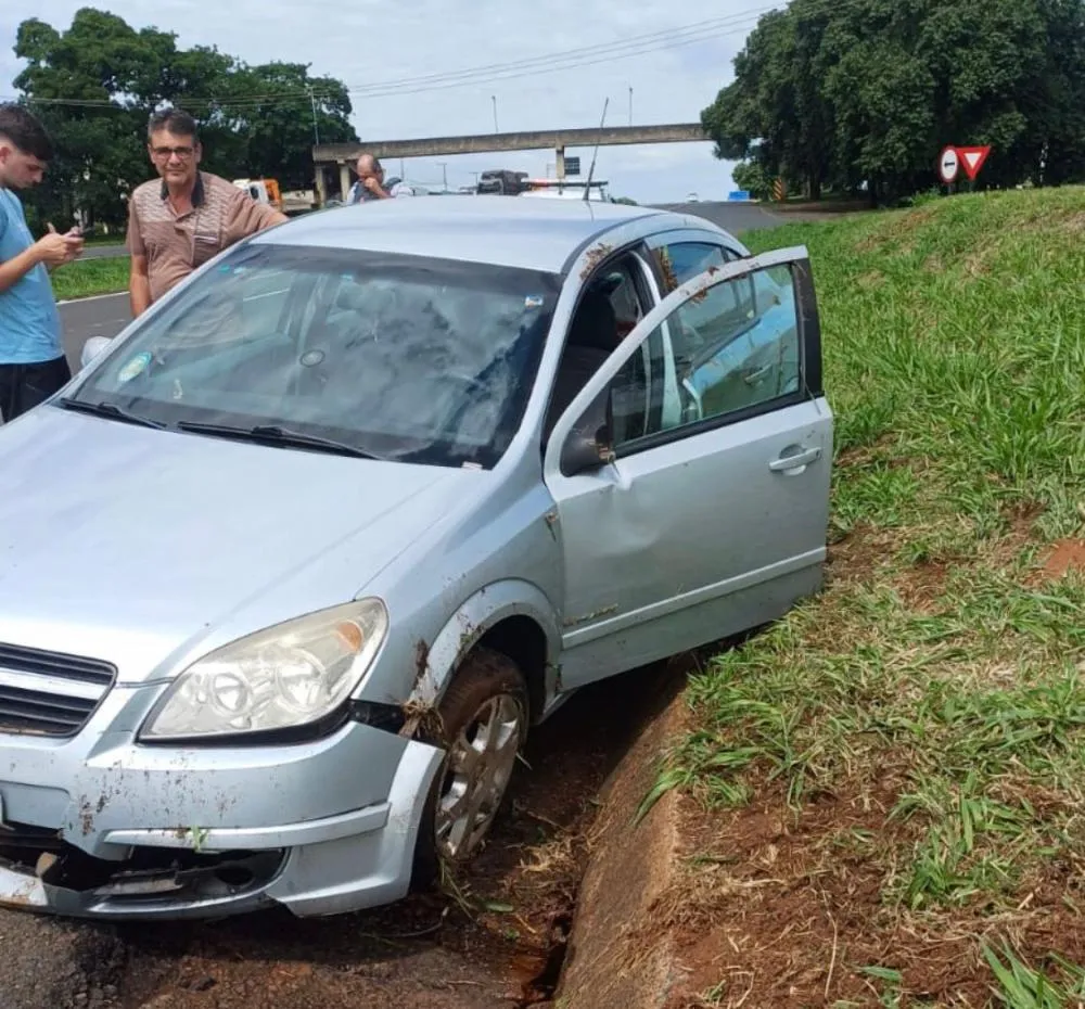 Motorista perde controle e quase capota na Rodovia Euclides da Cunha