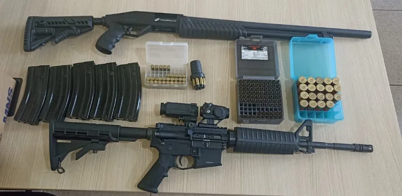 PM impede feminicídio e prende homem com armamento pesado na região