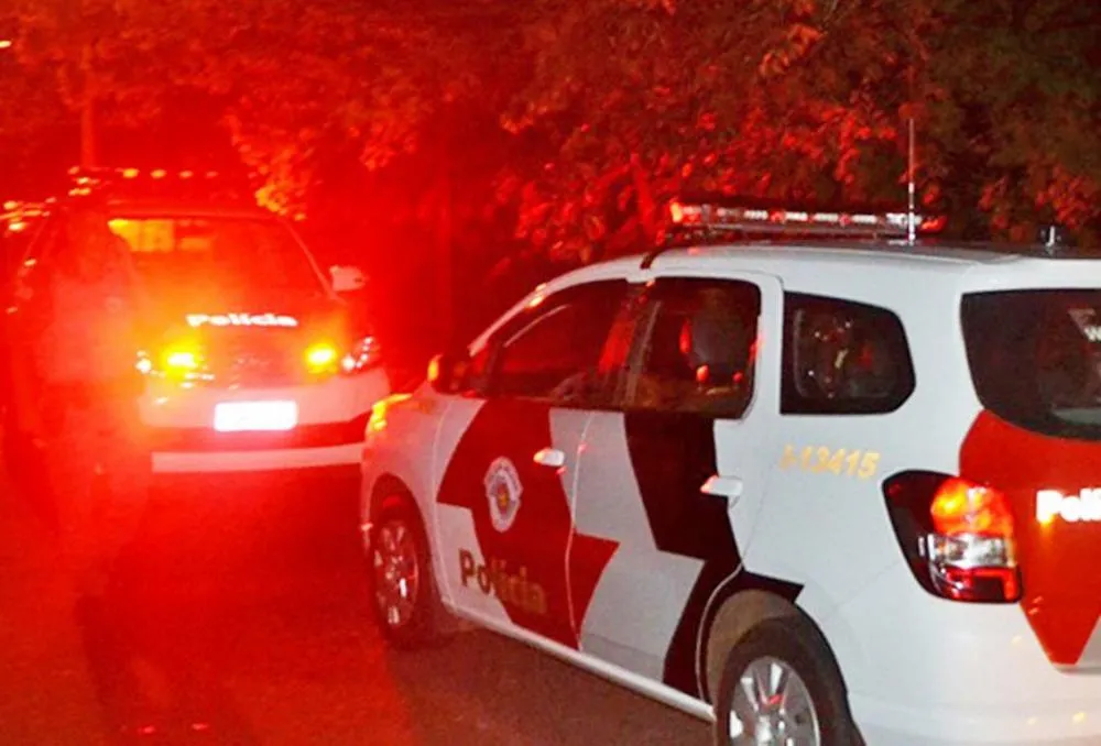 Homem é preso com moto furtada, tenta fugir da polícia e é flagrado com drogas